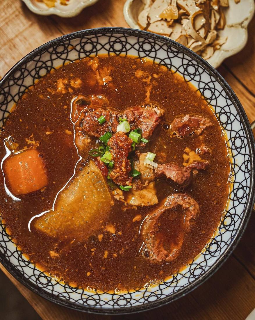 門前隱味番茄紅燒牛肉麵，湯裡有牛肉、牛筋與蘿蔔