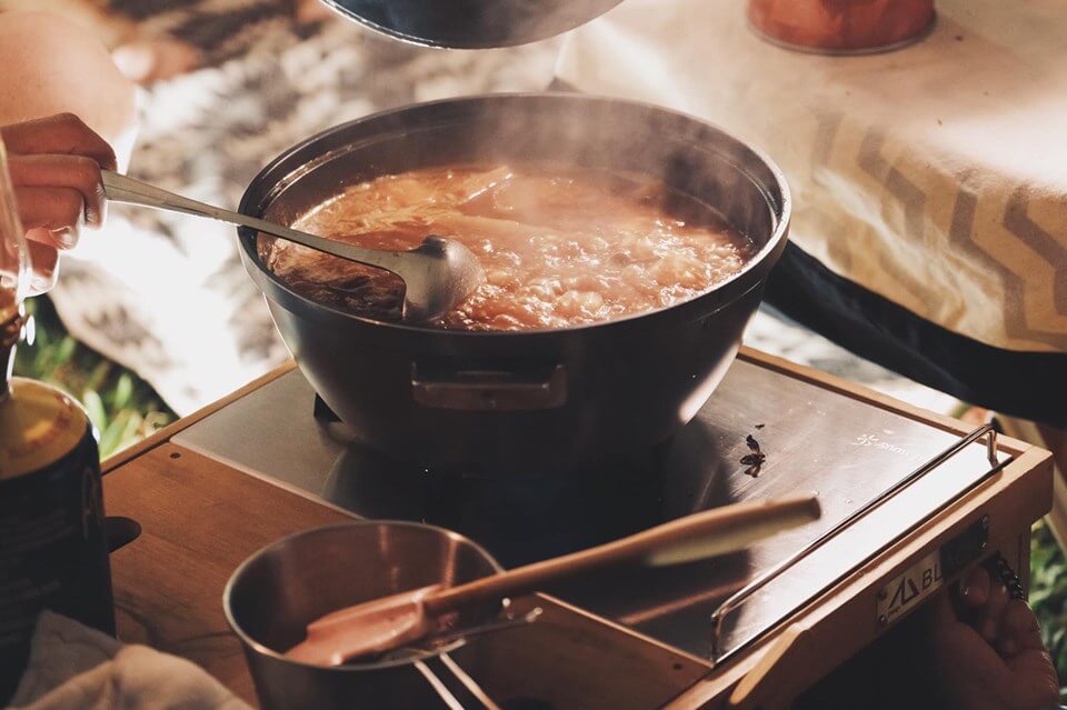 爐上燉煮中的一整鍋牛肉湯