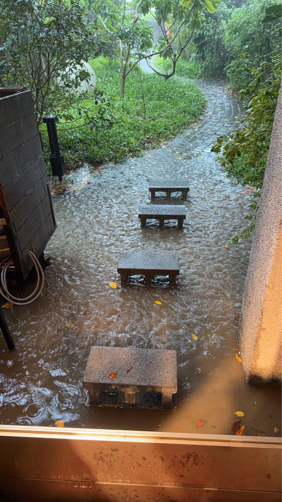 這真的是有夠煩的：一場大雨，門外步道淹成小河
